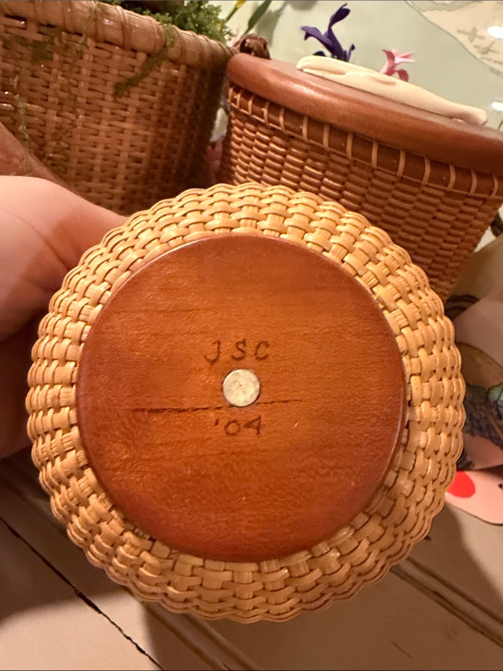 Nantucket basket hand woven signed with ivory shell top - Picture 3 of 15